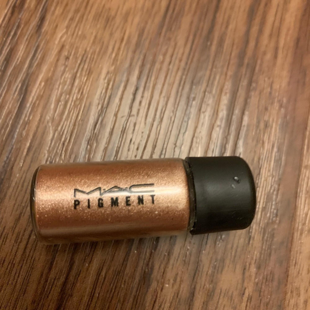 MAC pigment glitter sample in Tan which is a beautiful rose gold.